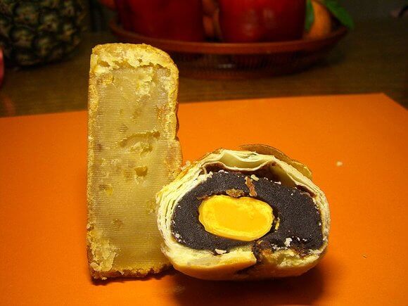 ciasteczko-nadziewane-klaczem-lotosu-z-lewej-z-prawej-nadziewane-pasta-z-czerwonej-fasoli-z-zoltkiem