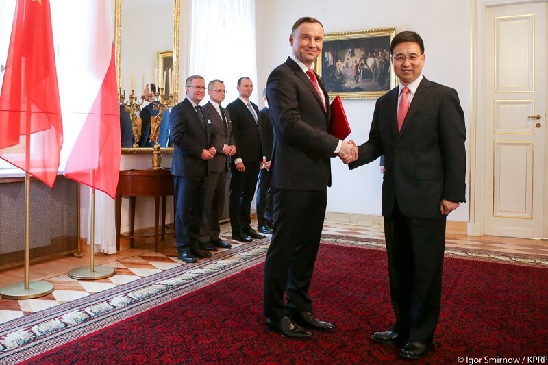 Ambasador ChRL w Warszawie Liu Guangyuan oraz prezydent RP Andrzej Duda