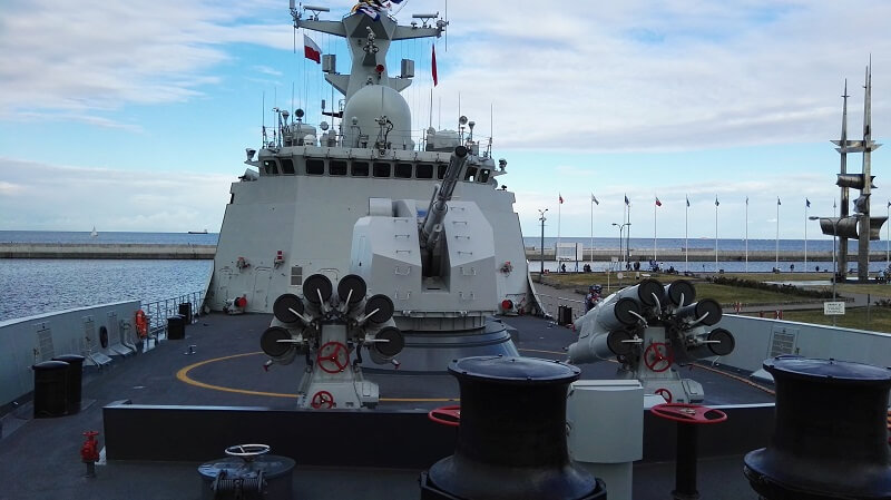 pokład okrętu i potężne działo